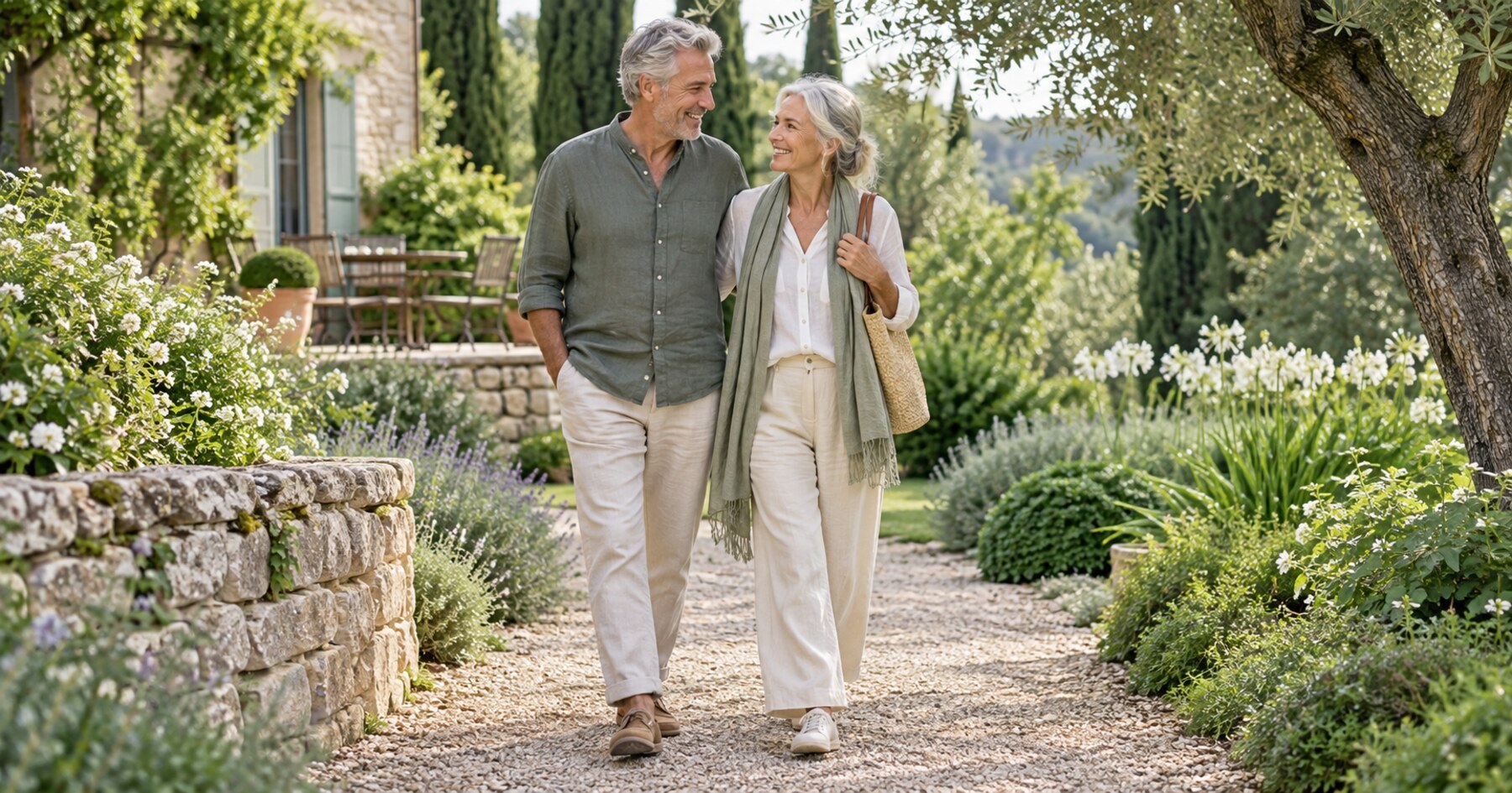 Un couple profite d’une promenade au fil des années