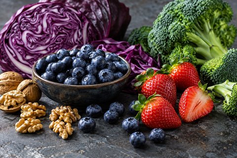 Des fruits rouges, du chou rouge, du brocoli et des noix.
